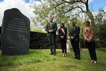 Bećirović s gradonačelnicom Pariza otvorio Spomenik žrtvama genocida u Srebrenici: "Spomenik posvećen genocidu nad Bošnjacima zauvijek će stajati ovdje"