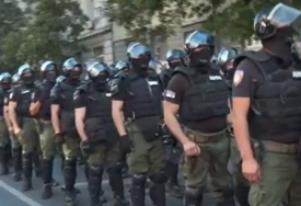 Novi incidenti u Srbiji, na ulicama se pojavile neobične postrojbe s maskama na licu: ‘Objasnite ko su oni!‘