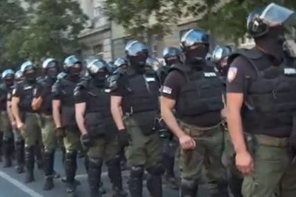 Novi incidenti u Srbiji, na ulicama se pojavile neobične postrojbe s maskama na licu: ‘Objasnite ko su oni!‘