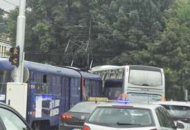 U centru Sarajeva: Sudar tramvaja i autobusa