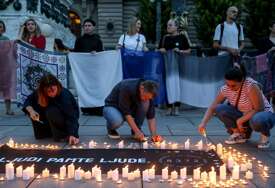 Beograd: Paljenjem svijeća nevladine organizacije obilježile 30. godišnjicu genocida u Srebrenici