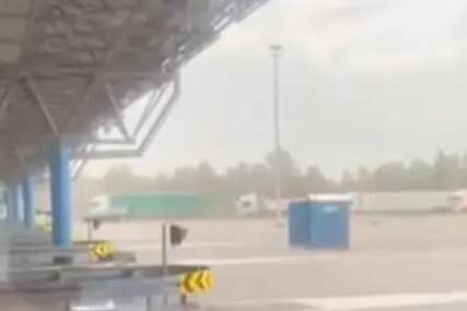 (VIDEO) Olujni vjetar otpuhao mobilni WC iz Hrvatske u Srbiju