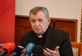 Nadbiskup Vukšić: Grobovi žrtava su trajna opomena protiv zla rata