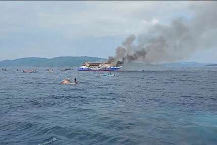 Indonezija: Spašeno više od 560 ljudi sa zapaljenog trajekta, troje poginulo