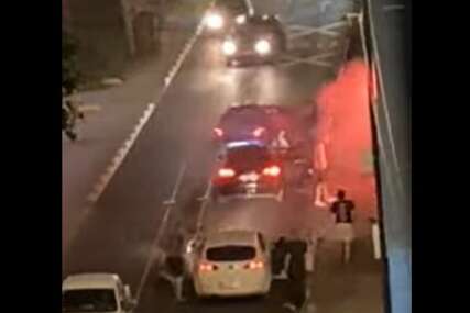 Tučnjava više osoba u centru Sarajeva: "Stigli su automobilima, palili baklje i tukli se" VIDEO