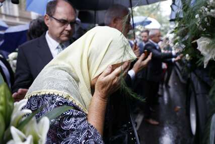 Tužna kolona s tabutima žrtava genocida u Srebrenici stigla u Sarajevo (FOTO)