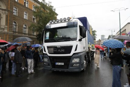 Tužna kolona sa tabutima sedam žrtava genocida stigla u Potočare