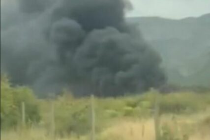 Gori pomoćna deponija Uborka – Mostar prekriven gustim dimom i smradom! VIDEO