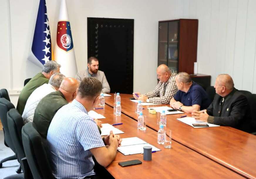 FOTO: POTPISANI UGOVORI O DODJELI SPORTSKO-PRIVREDNIH LOVIŠTA NA PODRUČJU KS