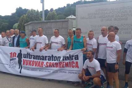 Ultramaratonci iz Vukovara stigli u Potočare i odali počast žrtvama genocida