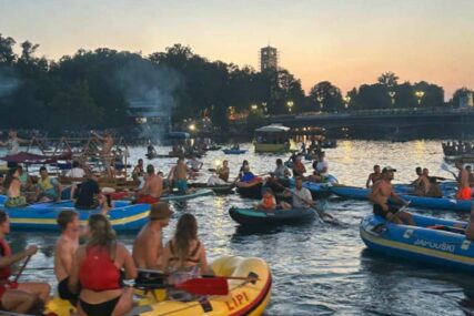 Učesnici druge etape Una regate stigli u Bihać pod bakljadom: Spektakl na vodi i obalama Une