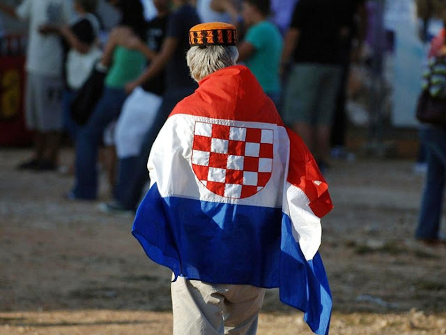 FOTO: IZASCENEFARUKKAJTAZ.BLOGSPOT