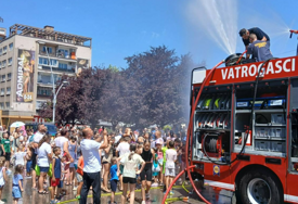 Vatrogasci rashladili najmlađe Zeničane i uljepšali vrući julski dan