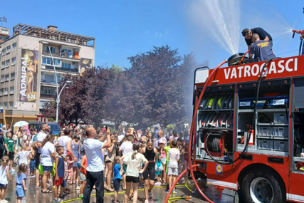 Vatrogasci rashladili najmlađe Zeničane i uljepšali vrući julski dan