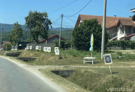 NOVE PROVOKACIJE UOČI 11. JULA Uz cestu Bratunac-Potočari postavljene fotografije pripadnika Vojske RS-a (VIDEO)