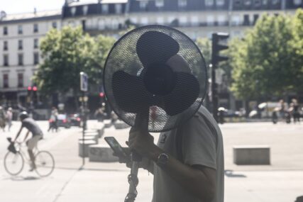 DOK LJUDI UMIRU OD VRELINA U Francuskoj se svađaju oko klima uređaja!?
