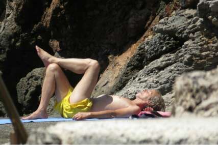 Žika Todorović vježba jogu na skrivenoj plaži - u blizini njegove kuće u Bigovu, šuma svuda okolo