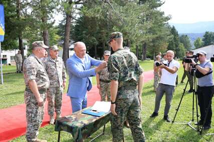 FOTO Helez na prijemu kandidata u vojnu službu: Ponosan sam na vas jer ste pokazali da ste tu za domovinu