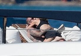 Strast u Sen Tropeu: Victoria i David Beckham ne skidaju ruke jedno s drugog na luksuznoj jahti