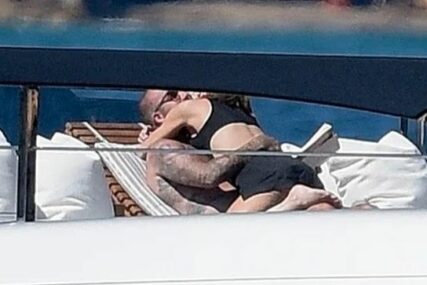 Strast u Sen Tropeu: Victoria i David Beckham ne skidaju ruke jedno s drugog na luksuznoj jahti