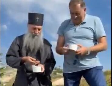 Dok mu prijete oduzimanjem funkcije: Dodik sa patrijarhom Porfirijem na Jahorini brao borovnice