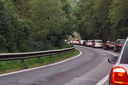 Nakon požara u tunelu Ivan: Velike kolone vozila i dalje na autocesti od Bradine prema Tarčinu