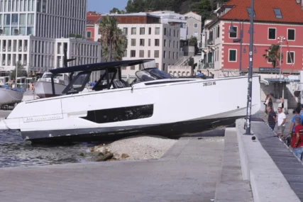 Horor u Splitu: Gliser se u punoj brzini nasukao na obalu