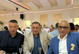 Fotografija izazvala razne komentare: Dodik, Nešić i Banjac zajedno za stolom na svadbi kod prijatelja