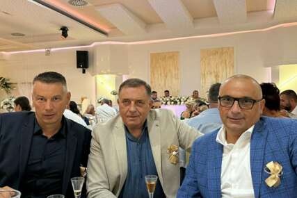 Fotografija izazvala razne komentare: Dodik, Nešić i Banjac zajedno za stolom na svadbi kod prijatelja