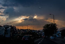 Nevrijeme u Dalmaciji: Temperatura naglo pala, vjetar čupao grane, munja izazvala požar