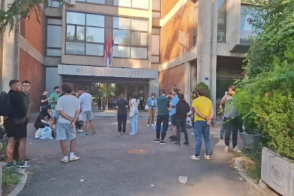 Studenti koji su blokirali Filozofski fakultet u Novom Sadu izbačeni iz zgrade, građani se okupljaju