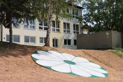 Otvoren Park sjećanja u OŠ “Behaudin Selmanović”: Cvijet Srebrenice kao trajni simbol kulture pamćenja