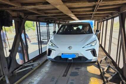 Konačno prekinuta blokada: Vlasnici preuzeli automobile sa vagon voza
