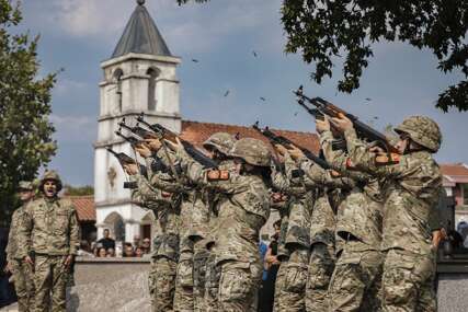 Tuga u Crnoj Gori: Vojnik Dejan Božović sahranjen uz počasnu paljbu