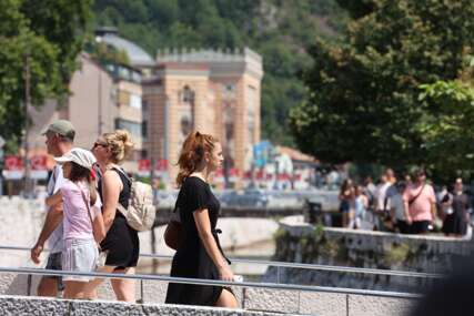 OKOM KAMERE BOSNAINFO Sarajevo vrvi od turista, građani uživaju u suncu i šetnji gradom