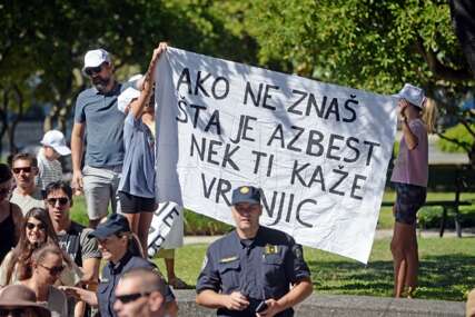 Stotine građana na protestu u Splitu protiv broda s azbestom