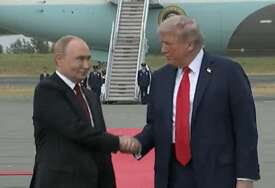 Trump i Putin se rukovali nakon izlaska iz aviona: Neće razgovarati nasamo