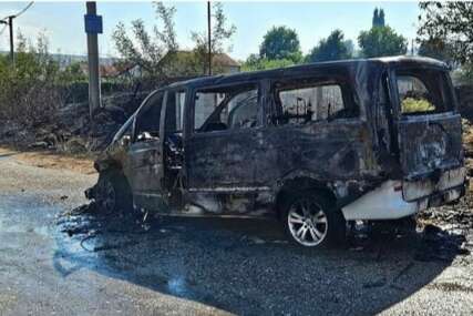 Izbjegnuta tragedija: Požar uništio kombi na putu Blagaj-Buna