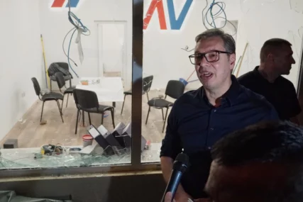 Vučić obišao polupane prostorije njegove partije tokom protesta u Beogradu