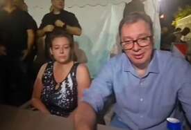 Vučić se obratio pristalicama: Bit će velikih i nemilosrdnih promjena u cijelom državnom aparatu – od vlade do policije