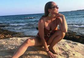 ZA NJU KAŽU DA JE NAJZGODNIJA BAKA (50) NA ESTRADI Skinula se u kupaći i pozira na stijeni kao sirena