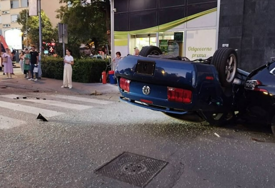 Žestok sudar u centru Banje Luke: Automobil završio na krovu, a kombi na boku