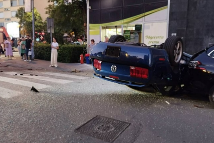 Žestok sudar u centru Banje Luke: Automobil završio na krovu, a kombi na boku