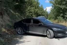 Proruski političar iz Crne Gore blokirao put bagerima koji su krenuli srušiti spomenik Pavlu Đurišiću