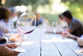 Vječna dilema ljubitelja vina: Evo kada je bolje odabrati bijelo, a kada crno vino