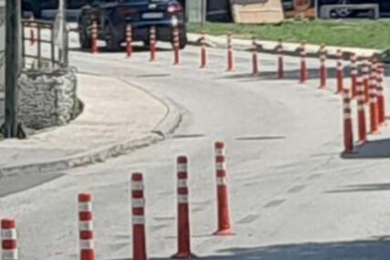 Hoće li se na Grbavici konačno postaviti saobraćajni čunjevi kako bi se onemogućilo nepropisno parkiranje?