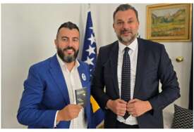Elmedin Konaković uručio diplomatski pasoš Edhemu Čustoviću