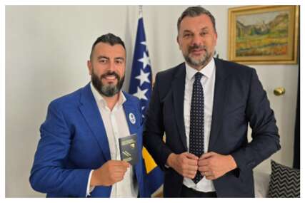 Elmedin Konaković uručio diplomatski pasoš Edhemu Čustoviću
