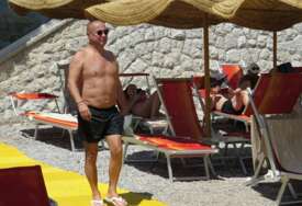 USLIKALI SMO ĐANIJA NA PLAŽI Pjevač se kupa u Budvi bez Slađe, evo ko mu pravi društvo