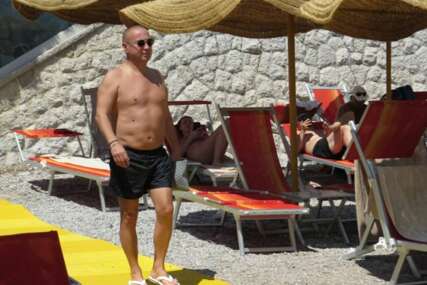 USLIKALI SMO ĐANIJA NA PLAŽI Pjevač se kupa u Budvi bez Slađe, evo ko mu pravi društvo